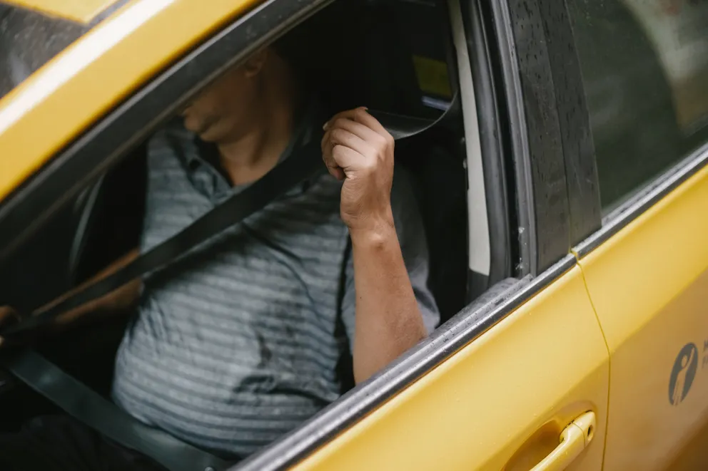 Un taxista poniéndose el cinturón de seguridad. | Foto: Pexels