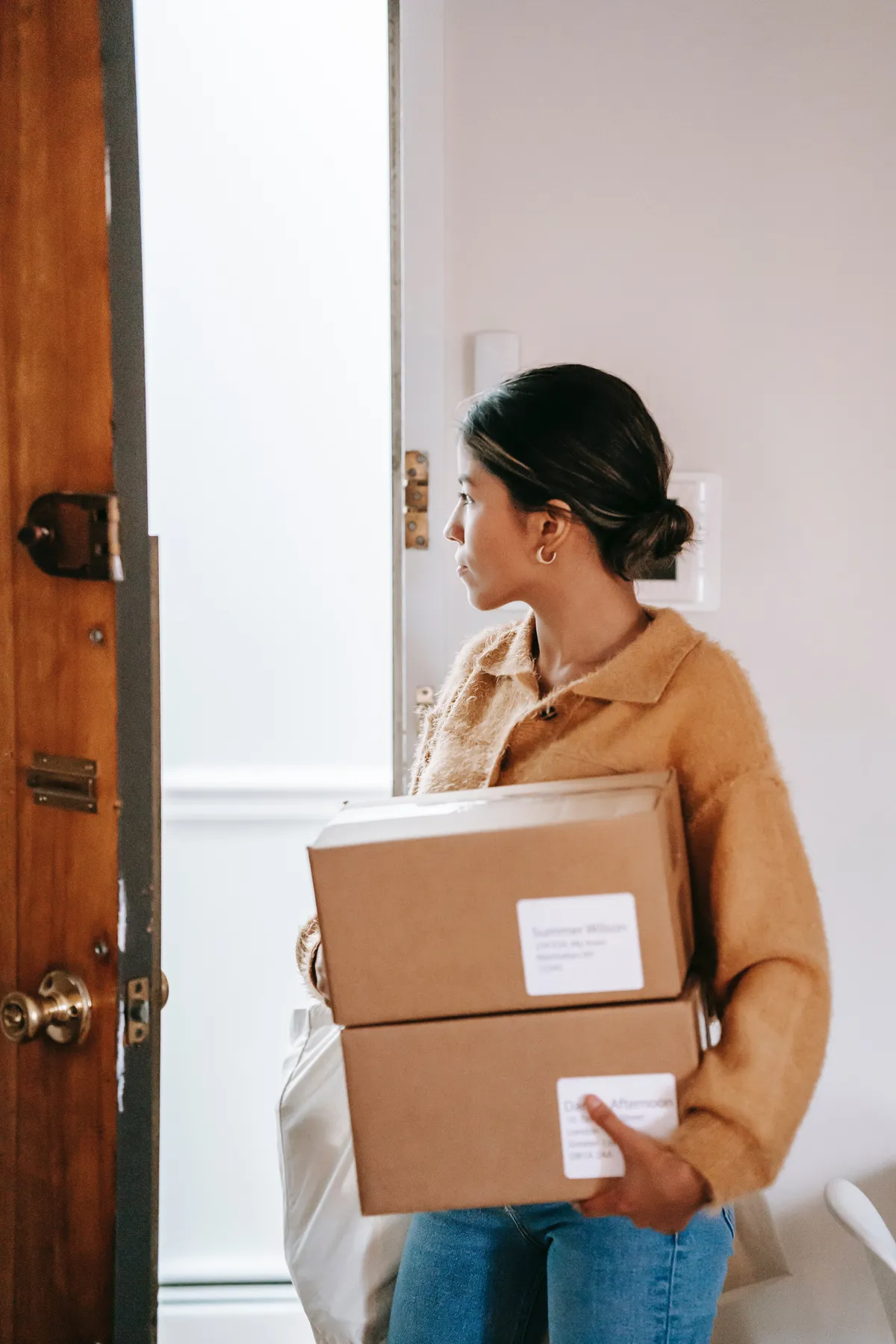 Je suis resté sur le pas de la porte, regardant Anna, me demandant qui elle était | Photo : Pexels