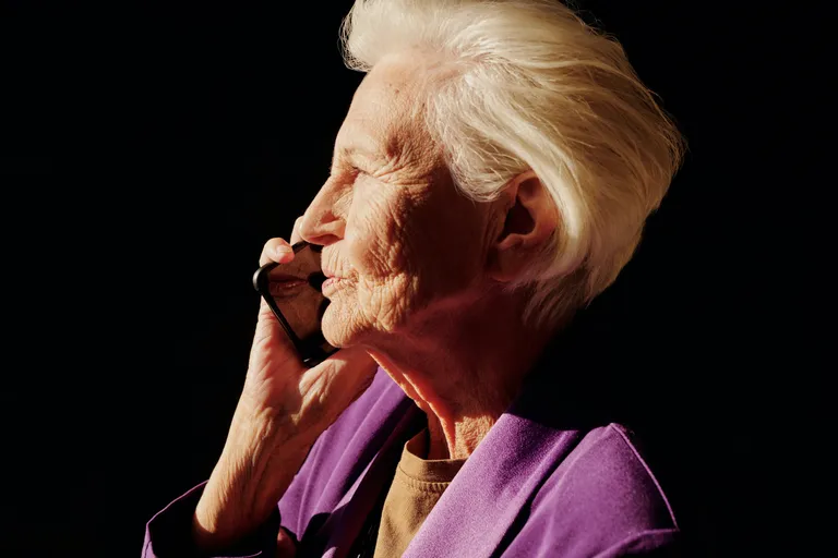 Una anciana hablando a través de un teléfono celular. | Foto: Pexels