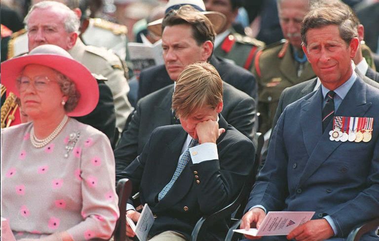 La reina Elizabeth II, El príncipe William y el príncipe Charles escuchan el servicio al aire libre que conmemora el día VJ el 19 de agosto en Londres | Foto: Getty Images