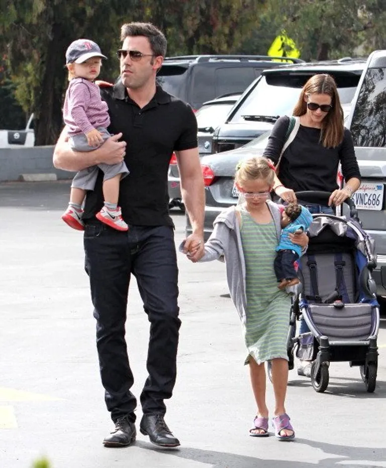 Ben Affleck et Jennifer Garner avec leurs enfants le 11 août 2013 à Los Angeles, en Californie. | Photo : Getty Images