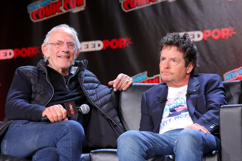 Christopher Lloyd et Michael J. Fox lors d'une réunion de "Retour vers le futur" au New York Comic Con le 8 octobre 2022, à New York | Source : Getty Images