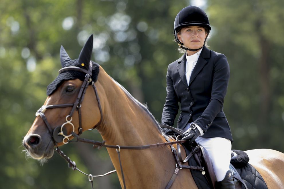Mary Kate Olsen compitiendo durante la gira Longines Global Champions de Chantilly, en el Hipódromo de Chantilly, el 13 de julio de 2019 en Francia. | Foto: Getty Images