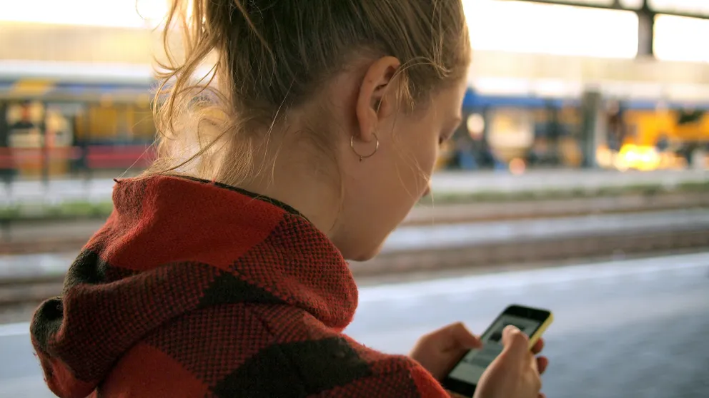 Una mujer usando un teléfono celular. | Foto: Unsplash