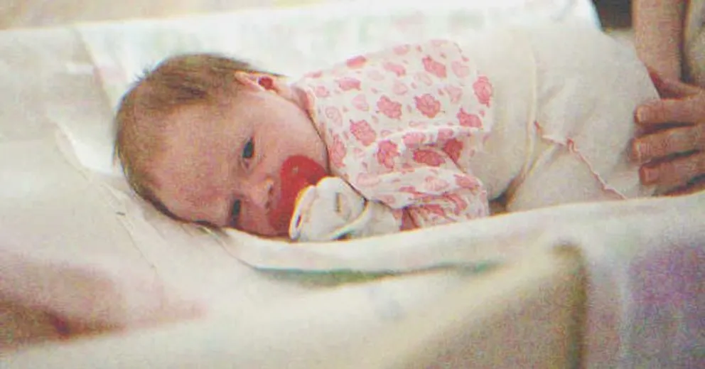 Jacky s'est attaché à une adorable petite fille dans l'unité de soins intensifs | Source : Shutterstock.com
