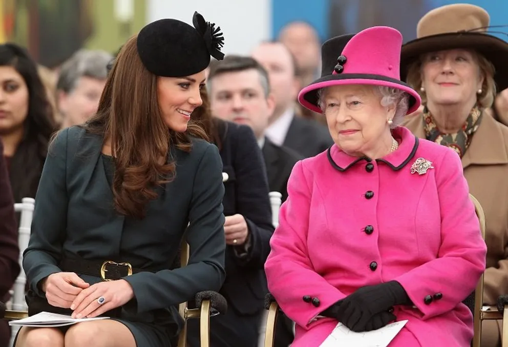 La reine Elizabeth et la duchesse Kate Middleton le 8 mars 2012 à Leicester, en Angleterre | Photo : Getty Images