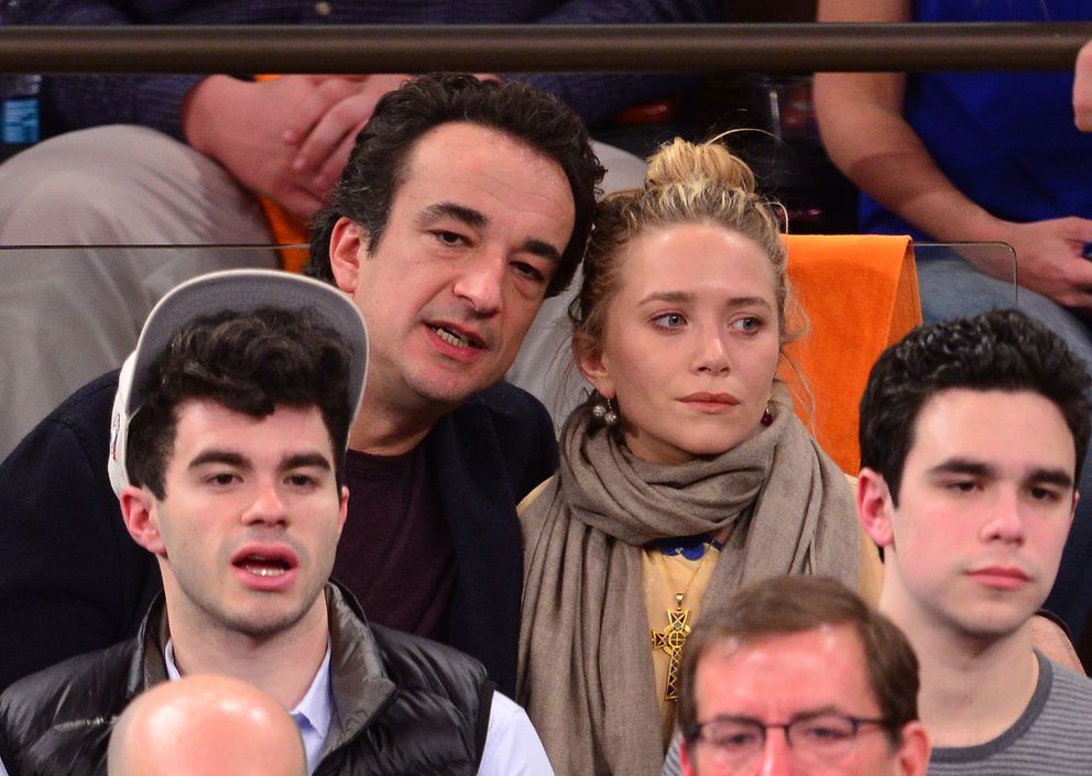 Olivier Sarkozy y Mary-Kate Olsen en el partido de playoff Boston Celtics vs New York Knicks en el Madison Square Garden, el 23 de abril de 2013 en Nueva York. | Foto: Getty Images