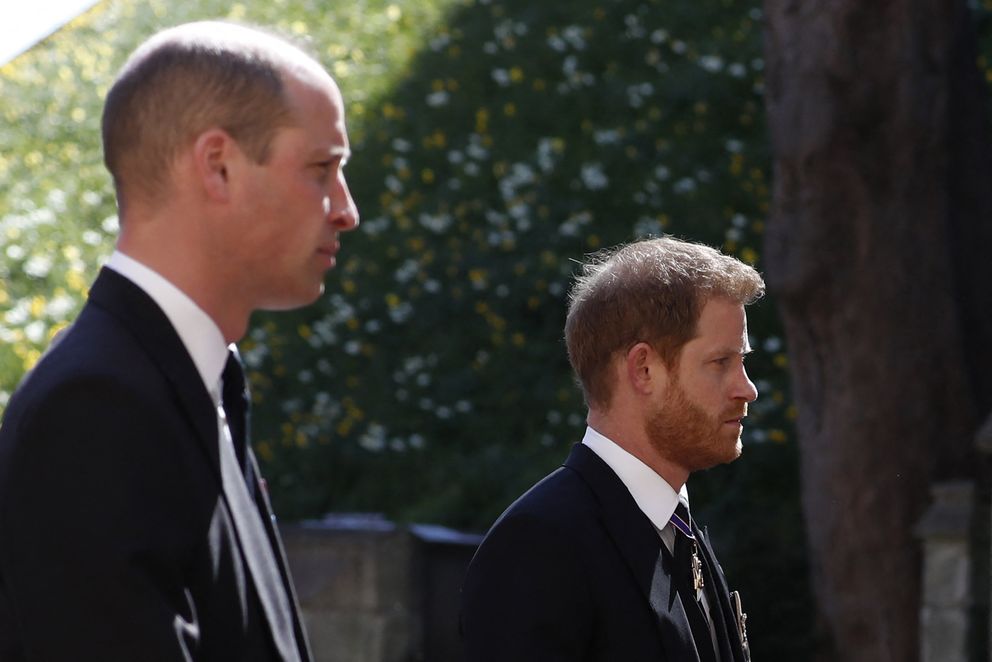 Le prince William et le prince Harry photographiés suivant le cercueil lors de la procession funéraire cérémoniale du prince Philip à la chapelle Saint-Georges du château de Windsor le 17 avril 2021 à Windsor, Londres. | Source : Getty Images