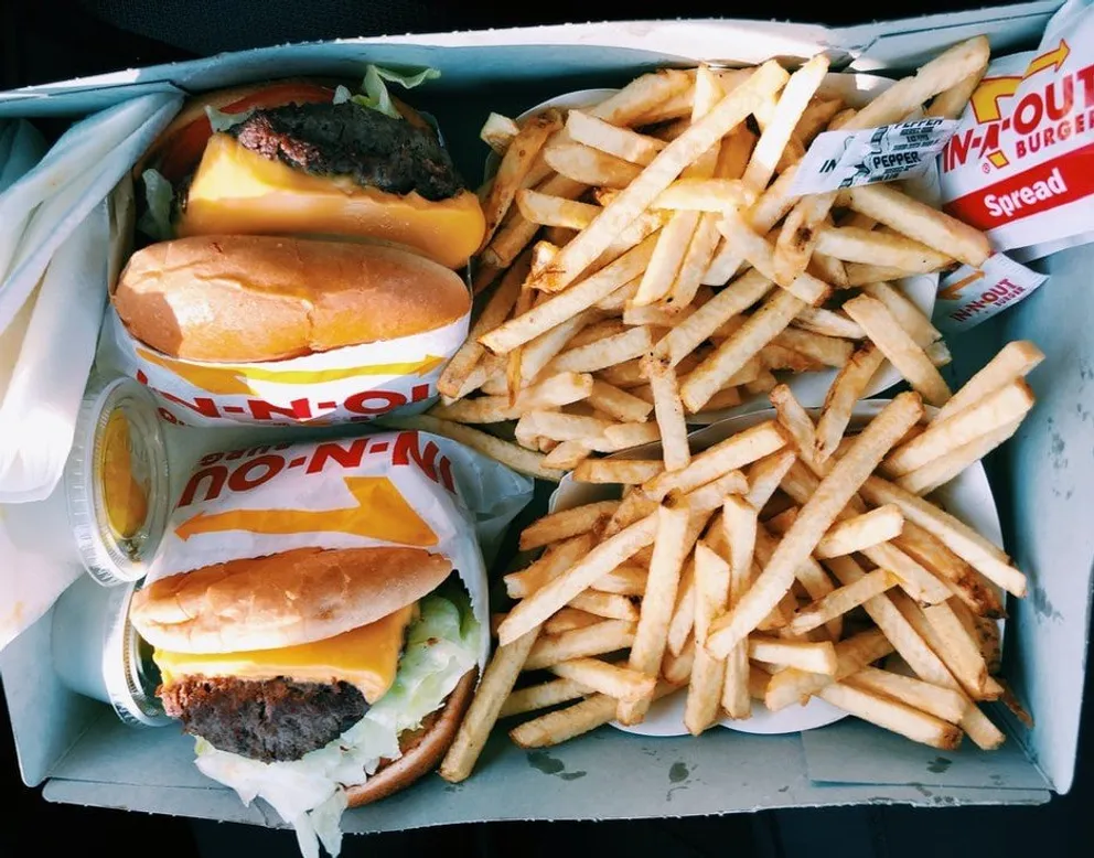Bandeja con hamburguesas y papas fritas. | Foto: Unsplash