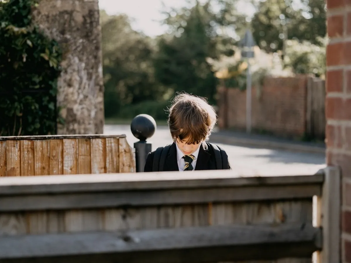 J'ai regardé au-delà de lui les yeux pleins de larmes du garçon | Source : Unsplash