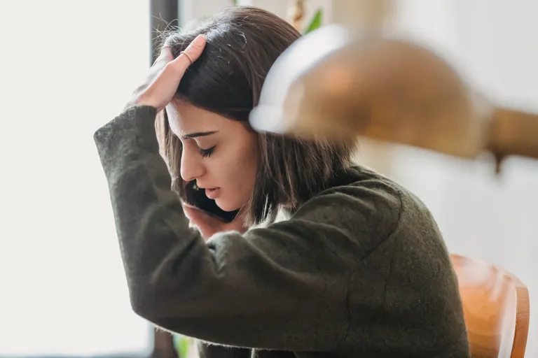Mujer hablando a través de un teléfono celular. | Foto: Pexels