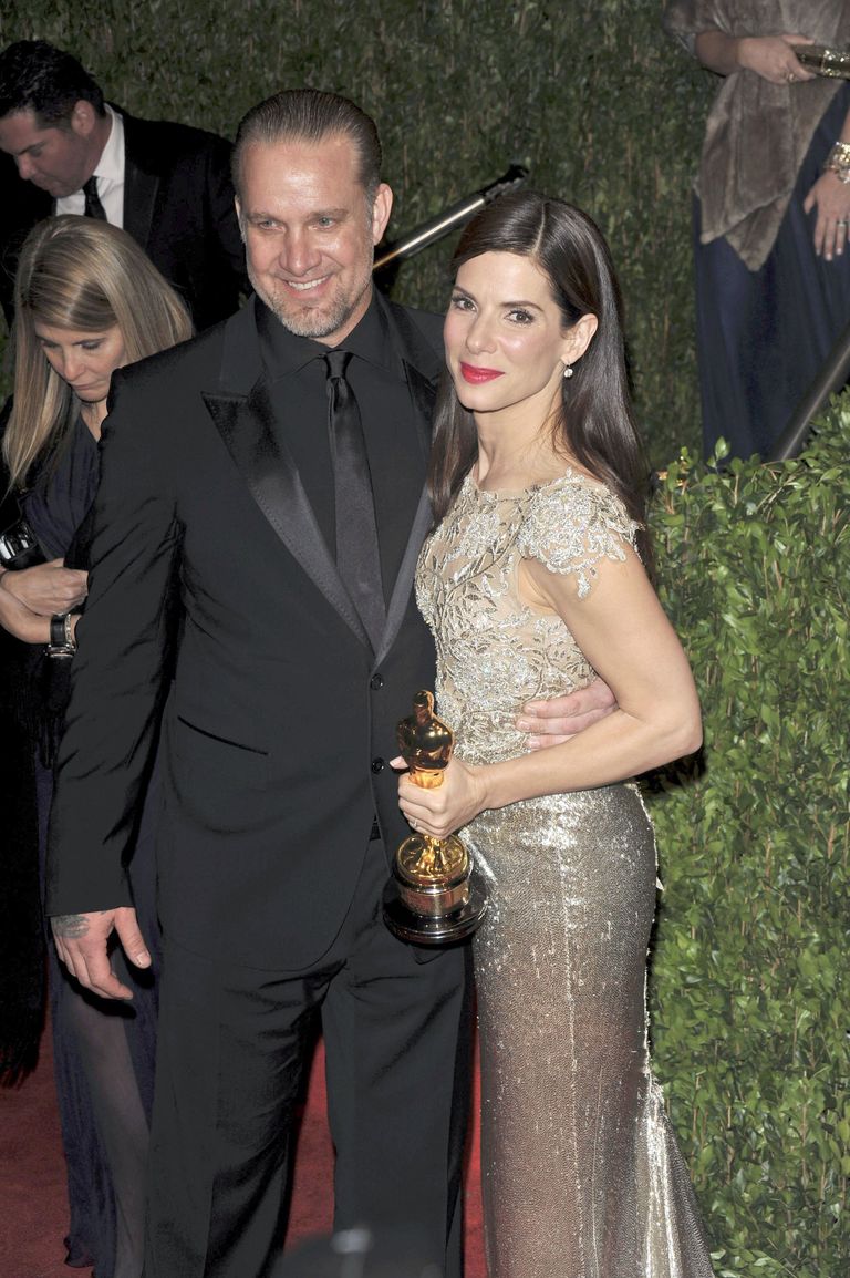 Jesse James y Sandra Bullock en la Vanity Fair Oscar Party organizada por Graydon Carter, el 7 de marzo de 2010 en West Hollywood, California. | Foto: Getty Images