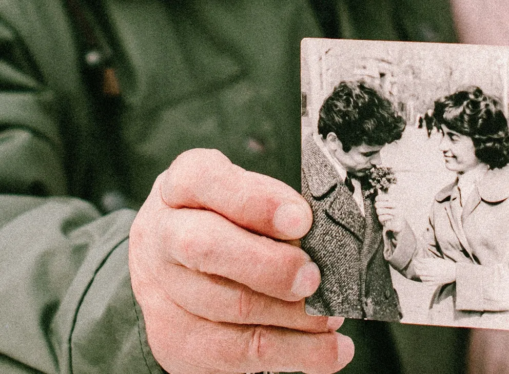 Un hombre mostrando una vieja fotografía. | Foto: Pexels 