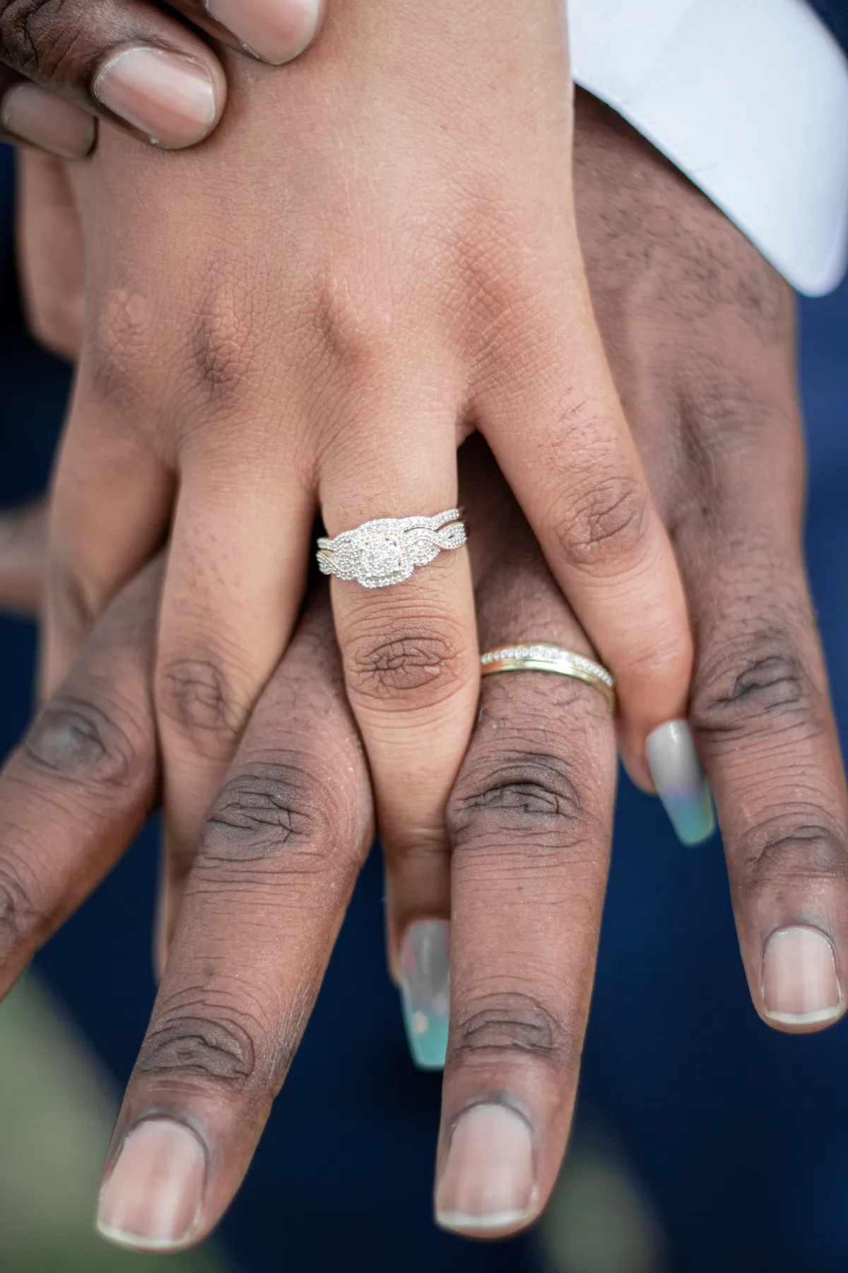 Betsy a remarqué leurs alliances | Photo : Pexels