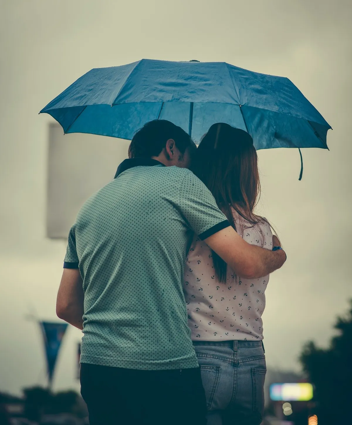Foto eines Mannes, der eine Frau umarmt | Quelle: Pexels