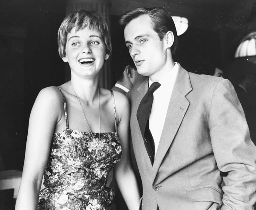 Jill Ireland (1936-1990) et David McCallum ensemble lors d'un événement en 1958 | Photo : Getty Images