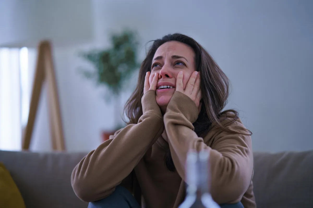 Mujer angustiada llorando con sus manos sobre su rostro. | Foto: Getty Images