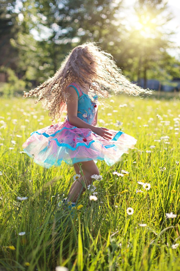 Una niña jugando entre el pasto. | Foto: Pexels