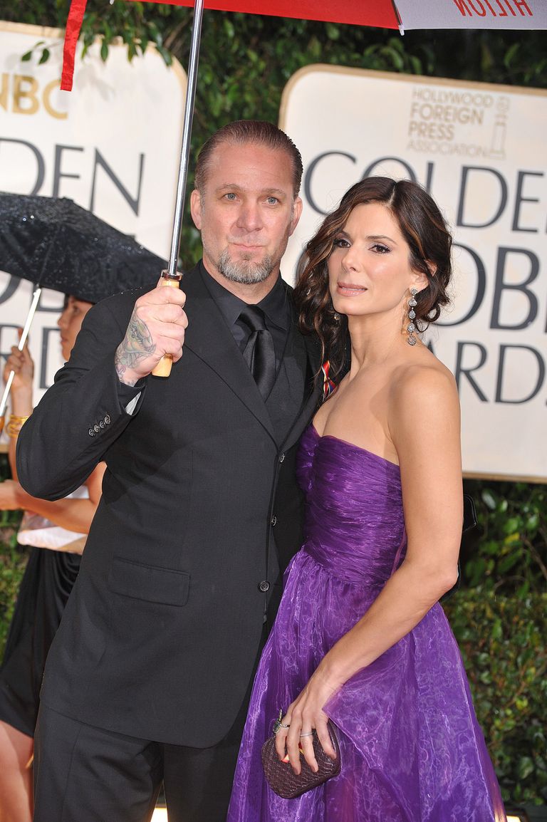 Jesse James y Sandra Bullock en la 67ª entrega de los Globos de Oro en Los Ángeles, el 17 de enero de 2010. | Foto: Getty Images