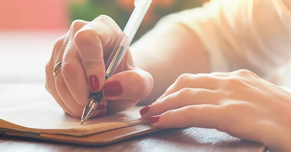 Una mujer escribiendo una carta. | Foto: Shutterstock