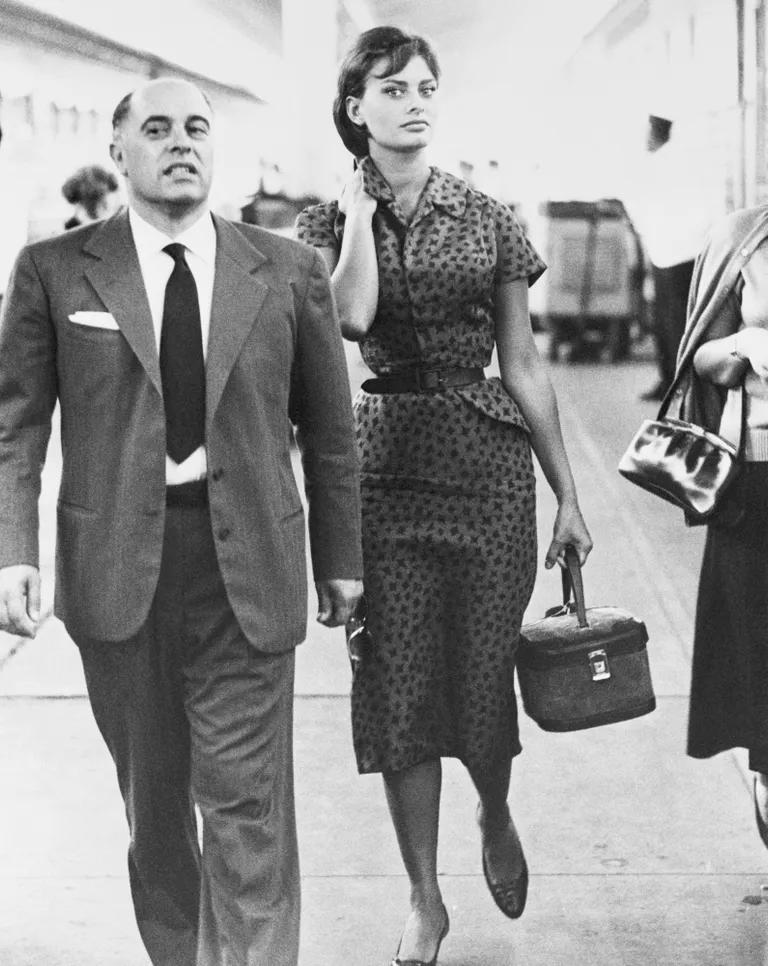Carlo Ponti Sr. y Sophia Loren en la Union Terminal Station de Los Ángeles, el 27 de septiembre de 1957. | Foto: Bettmann/Getty Images