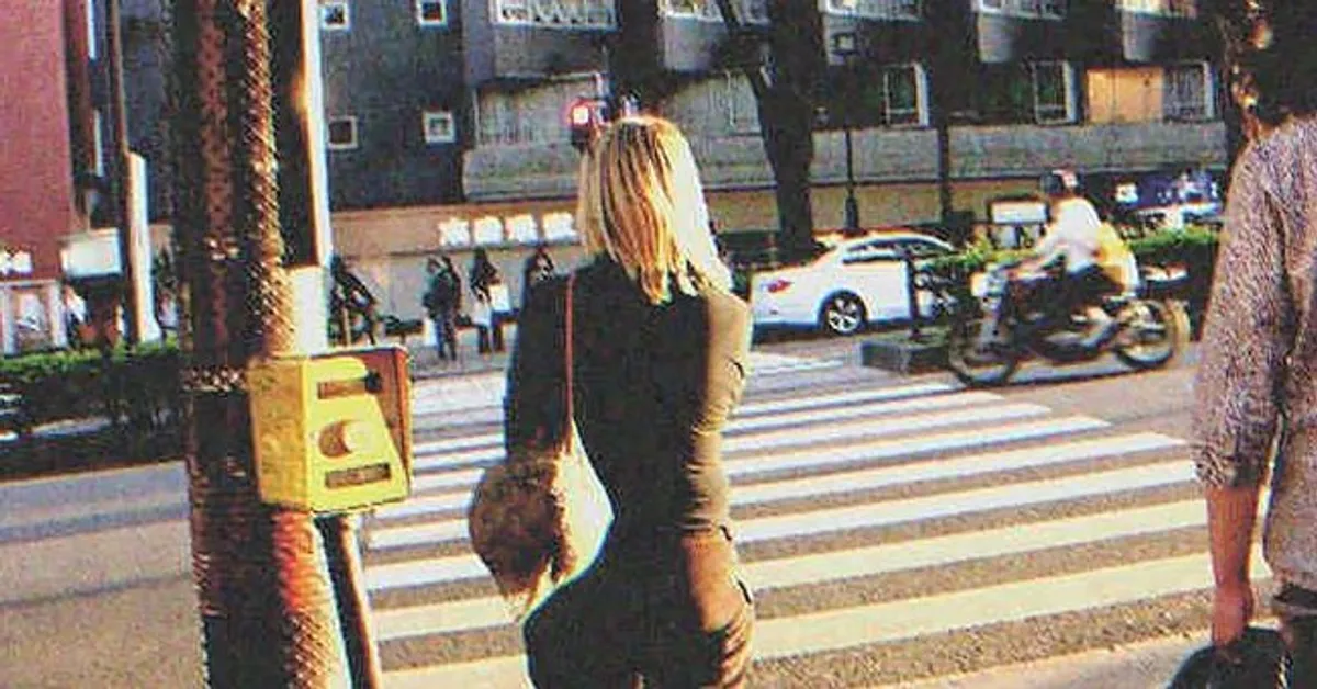 Une femme traversant la rue. | Photo : Shutterstock
