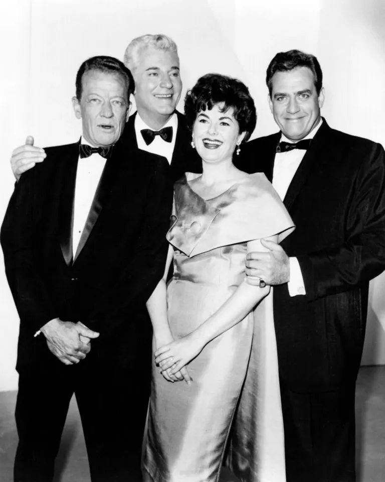 Raymond Burr, Barbara Hale et d'autres stars de "Perry Mason" lors d'une cérémonie de remise de prix, vers 1958 | Photo : Getty Images
