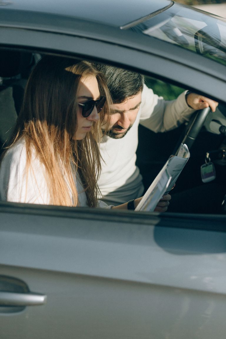 Una pareja conversando en un vehículo. | Foto: Pexels