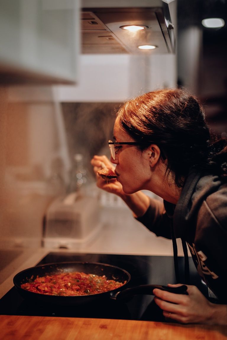 Una mujer preparando comida. | Foto: Pexels