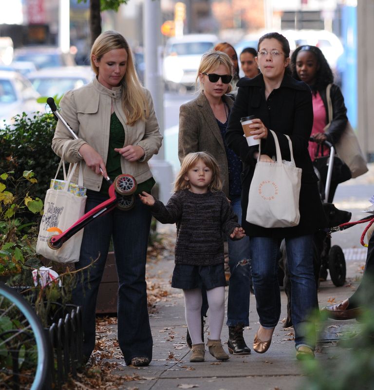 L'actrice Michelle Williams et sa fille Matilda sont vues le 30 octobre 2009 dans l'arrondissement de Brooklyn à New York. | Source : Getty Images