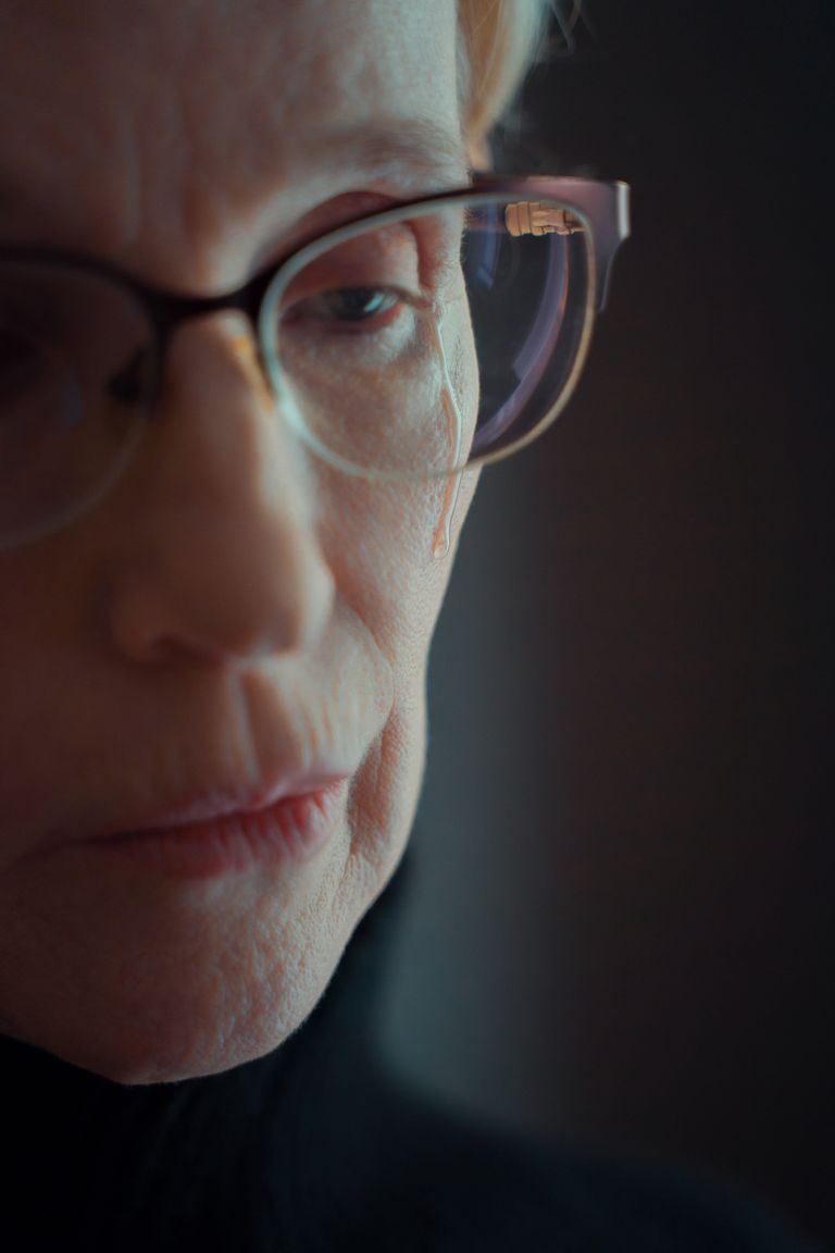 Una mujer mayor con una lágrima rodando por su mejilla. | Foto: Pexels