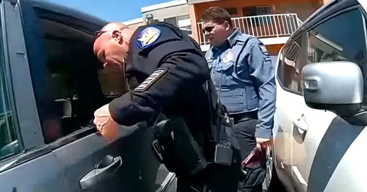 Capture d'écran montrant les officiers brisant la fenêtre. | Source : youtube.com/Inside Edition