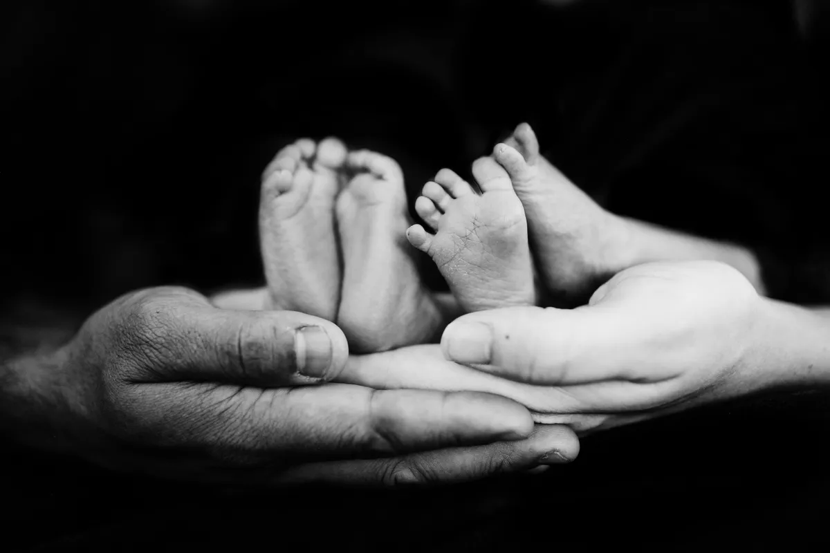 Sam a laissé les jumeaux à l'extérieur de l'église alors qu'il n'y avait personne autour | Photo : Unsplash