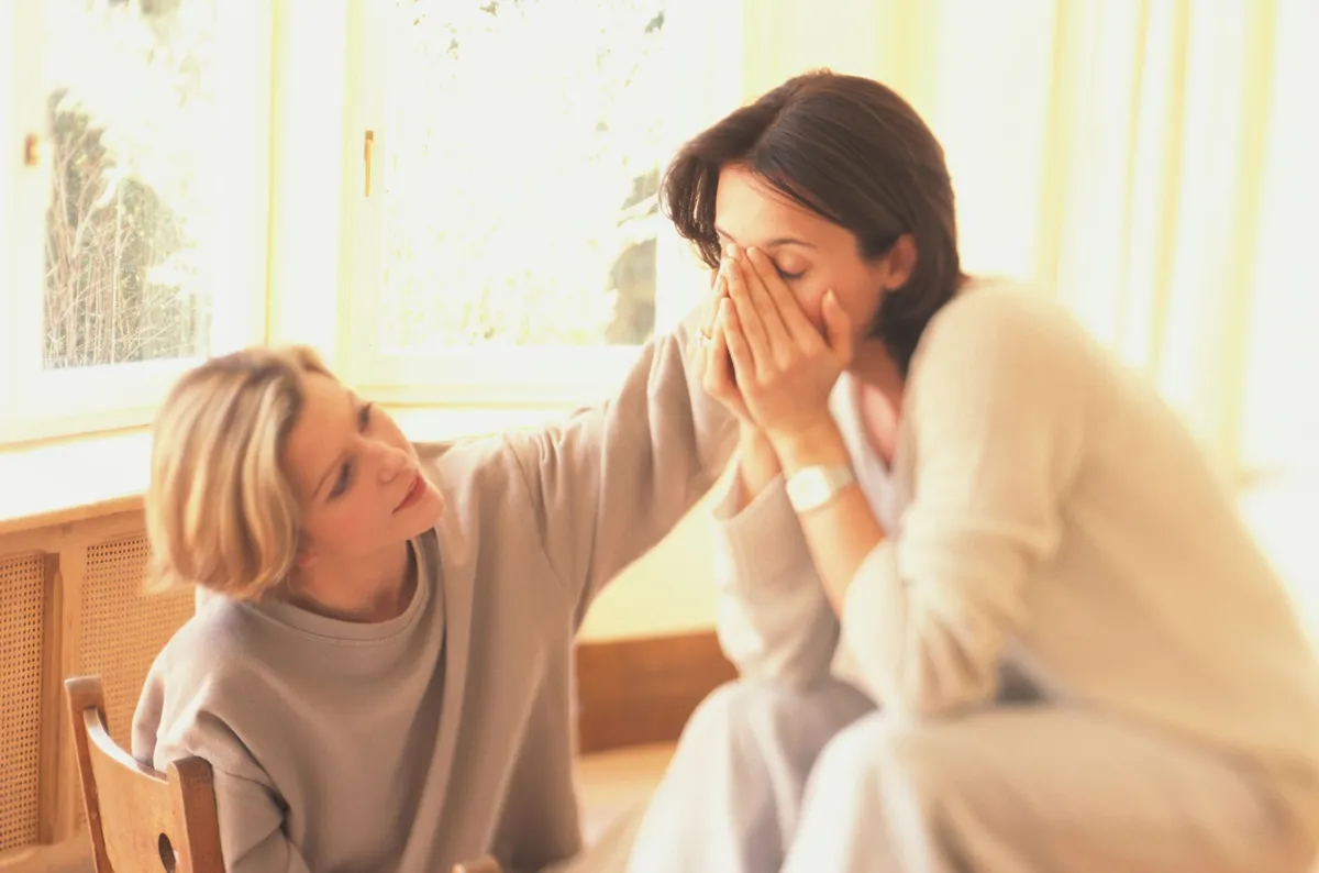 Une mère qui parle à sa fille. | Source : Getty Images