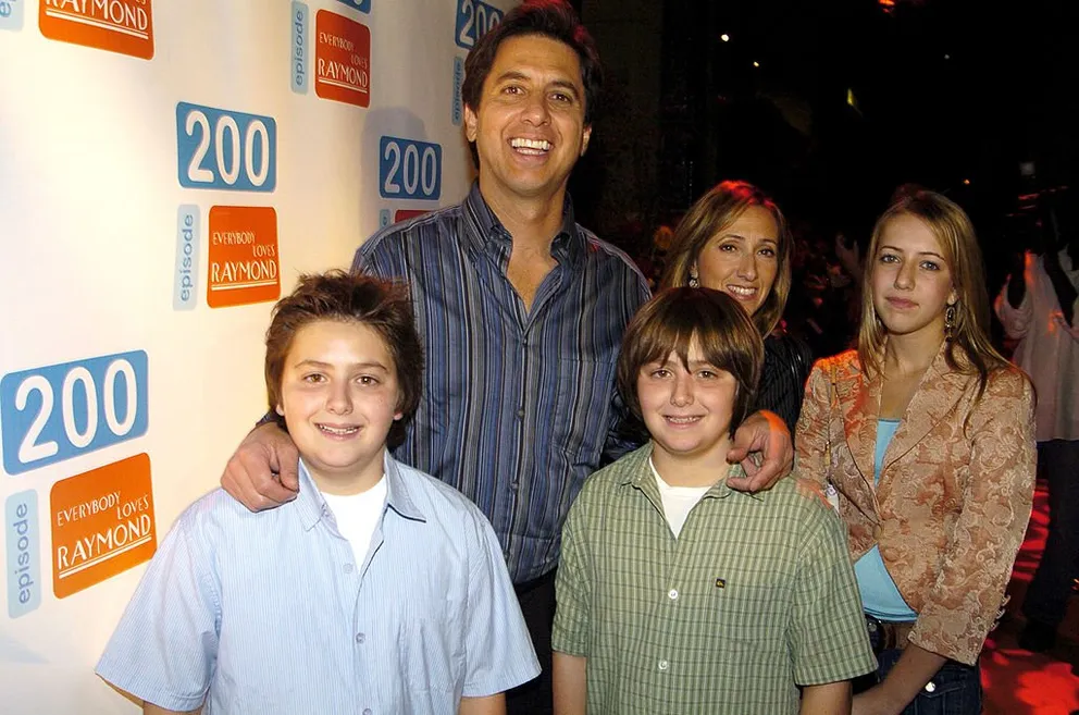Ray Romano con sus hijos y su esposa en 'Everybody Loves Raymond' celebra el episodio 200, el 14 de octubre de 2004. | Foto: Getty Images