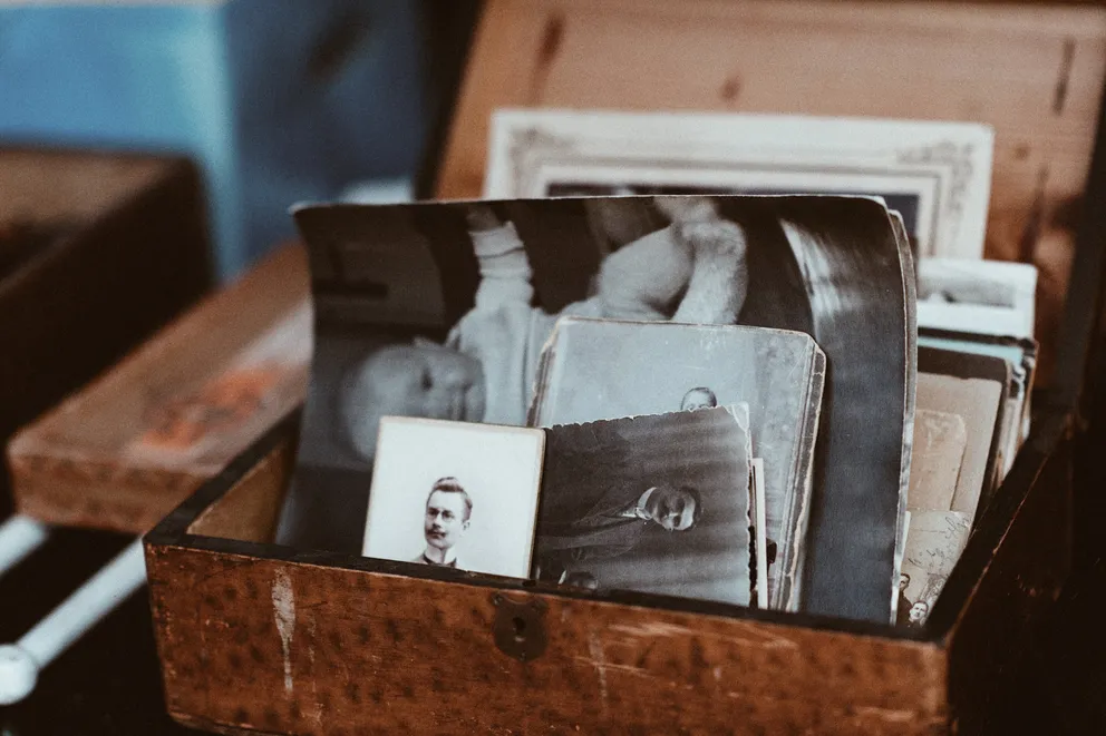 Elizabeth et Eric ont trouvé de vieilles photos dans la boîte à bijoux | Photo : Unsplash