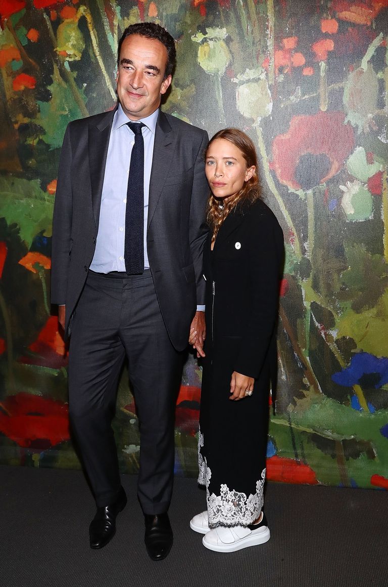 Olivier Sarkozy y Mary-Kate Olsen durante la fiesta y subasta Take Home A Nude Art de 2017 en Sotheby's, el 11 de octubre de 2017 en Nueva York. | Foto: Getty Images