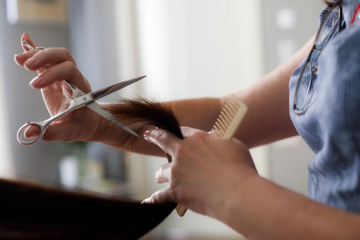 Une femme se faisant couper les cheveux. | Source : Shutterstock