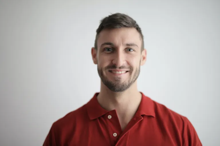 Hombre mostrando una sonrisa. | Foto: Pexels