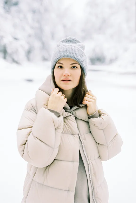 Una mujer vistiendo un abrigo de invierno. | Foto: Pexels