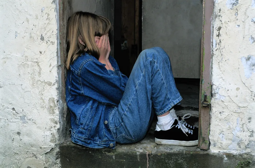 Marie est entrée dans le grenier, et elle a découvert une petite fille qui pleurait dans un coin sombre. | Source : Pexels