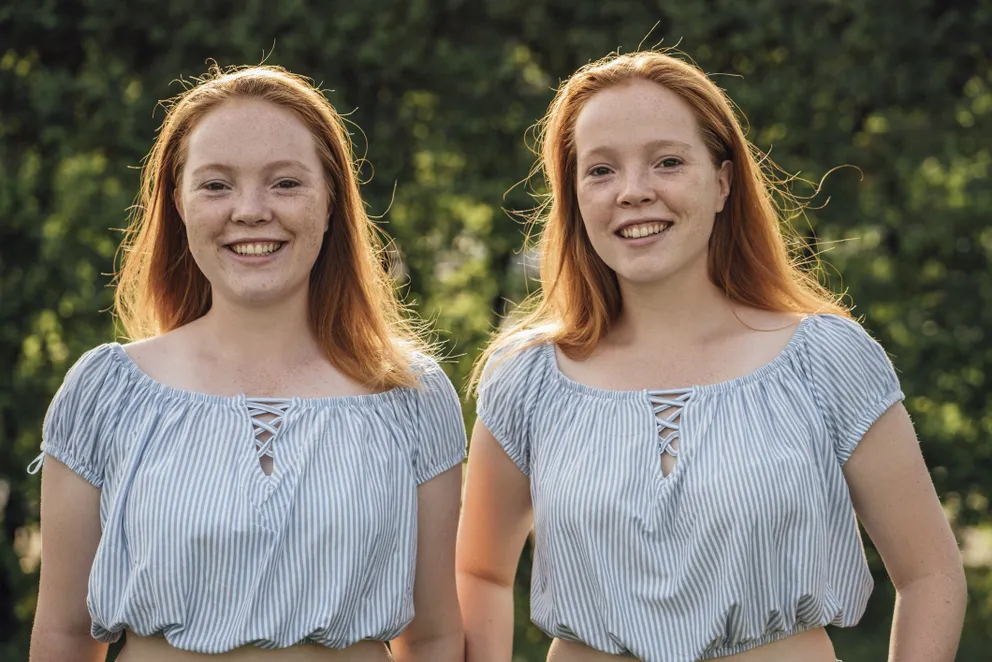 Retrato de niñas gemelas a la luz del día. | Foto: Getty Images
