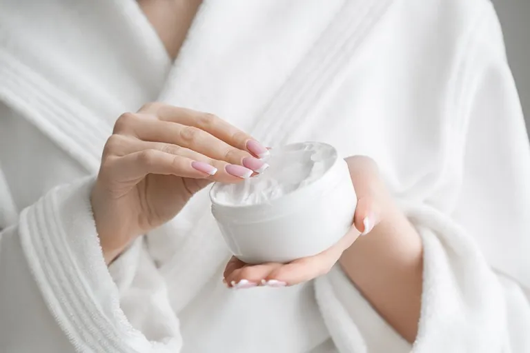 Manos sosteniendo una crema facial. | Foto: Shutterstock