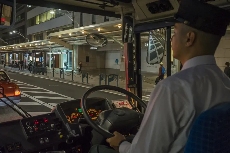 Conductor de autobús con sus manos sobre el volante. | Foto: Usplash