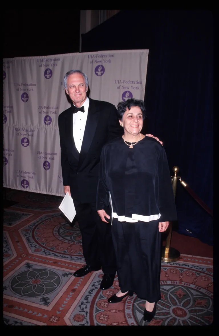 Alan Alda et Arlene Alda photographiés lors d'une cérémonie de remise de prix en 1999, à New York. | Photo : Getty Images