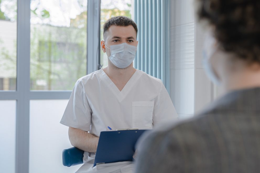 Un médico conversando con una persona. | Foto: Pexels