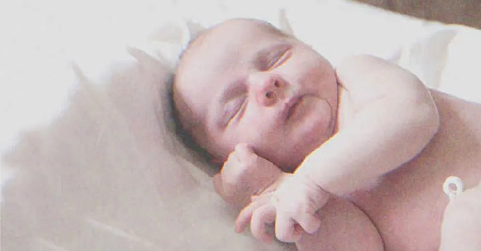 Sarah n'en croyait pas ses yeux en regardant le bébé dans ses bras | Source : Shutterstock.com