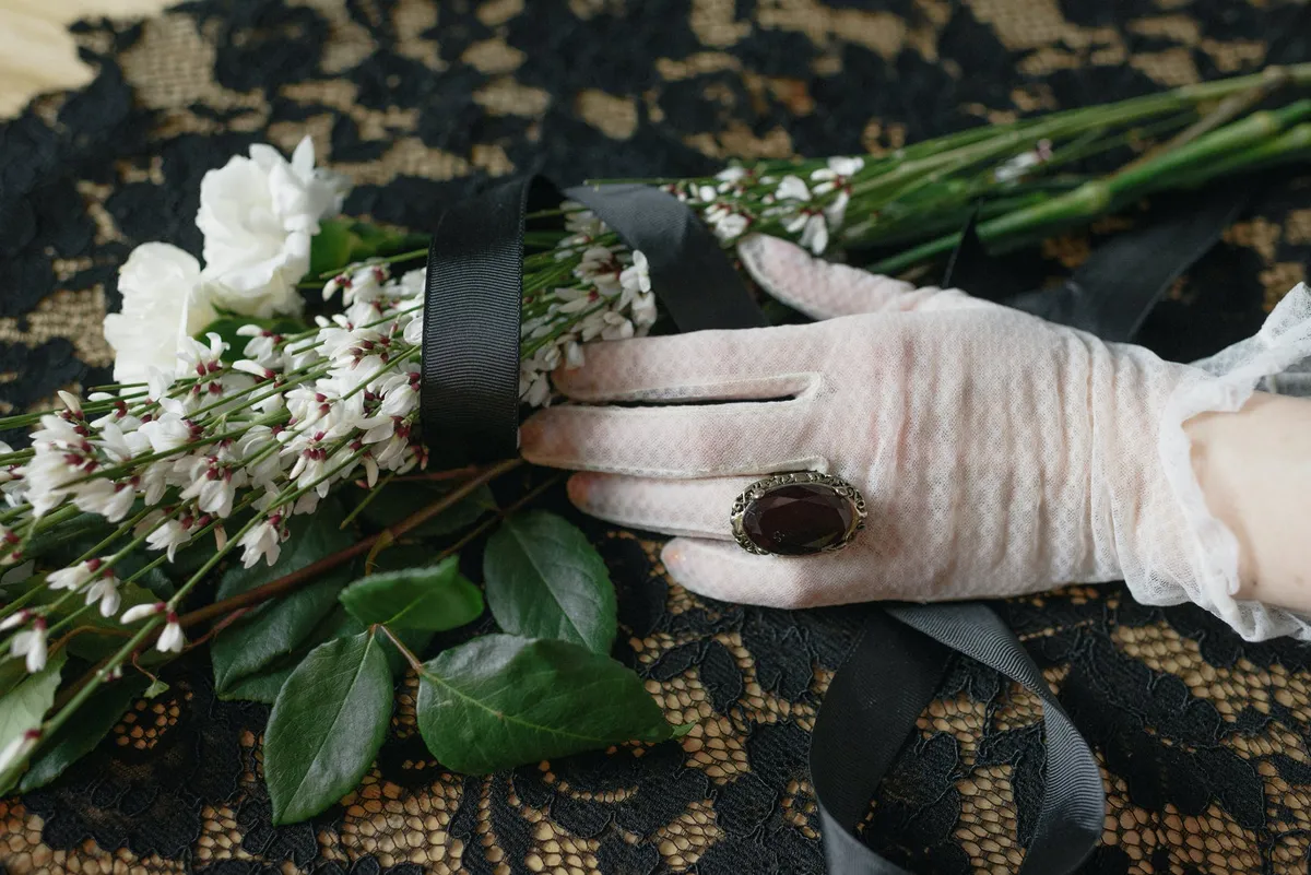 Ils ont dû prendre des dispositions après l'enterrement du père de Francesca. | Source : Pexels