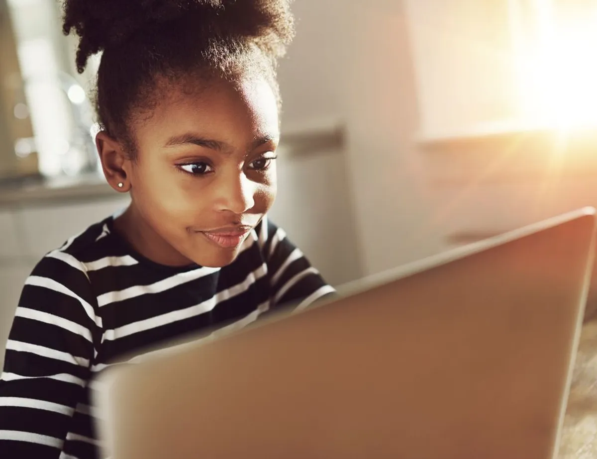 Une fille qui étudie sur son ordinateur portable. | Source : Shutterstock
