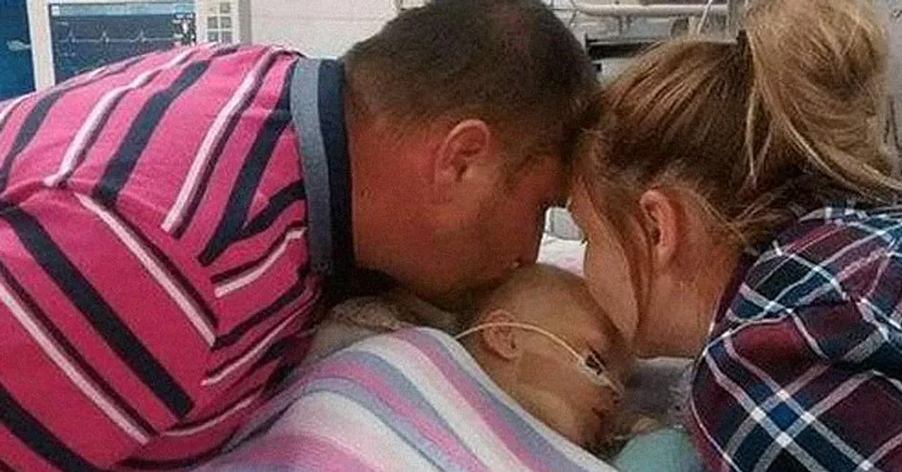 Lee et Francesca Moore-Williams embrassant leur fille Bella, au revoir. | facebook.com/GazetaKorrekte